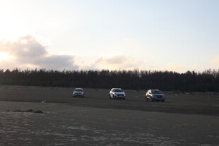 旷野中的行驶车辆