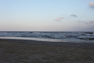 黄昏下的宁静海滩