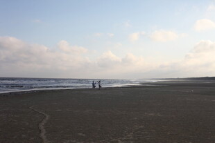 海边漫步的宁静美好时刻