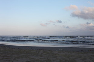 海边黄昏 海浪轻拍沙滩