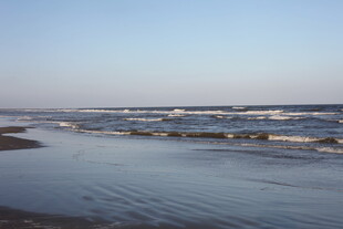 海边沙滩上的翻涌海浪