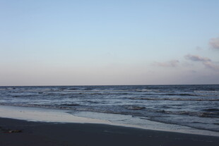 海边暮色下的宁静沙滩