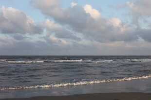 海边黄昏 海浪轻拍沙滩