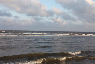 海边日落时分的翻涌海浪