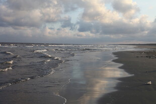 海边黄昏 海浪轻拍沙滩
