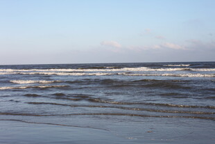 海边波浪翻涌的美丽景象