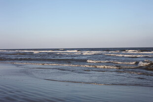 海边波浪翻涌的美丽景致