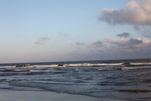 海边日暮下的翻涌海浪