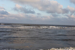 海边日落时分的海浪景观