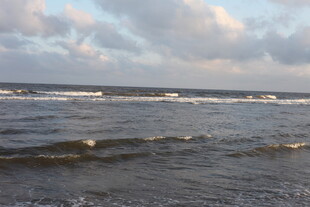 海边波浪与天空美景