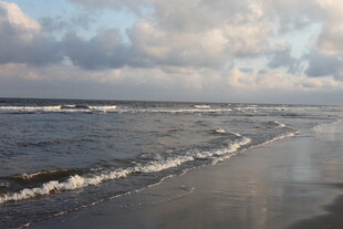 海边风景 海浪轻拍沙滩