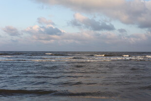 海边暮色下的翻涌海浪