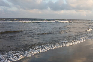 海边日落时的海浪景象