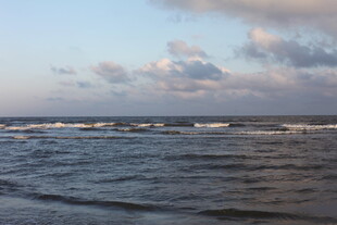 海边日落时分的海浪景观