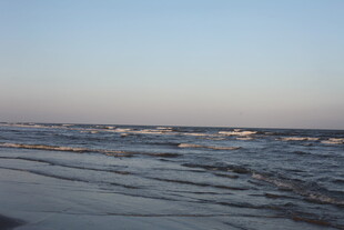 海边日落时分的海浪景观