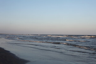 海边暮色中的涌动海浪