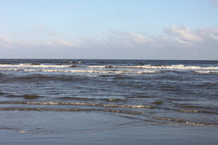 海边波浪翻涌的美丽景象
