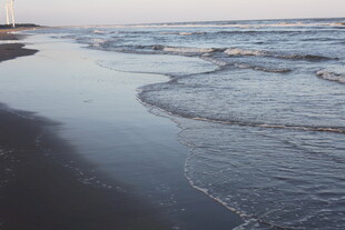 海边沙滩上的轻柔海浪