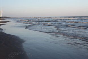 海边日落时的宁静海岸线