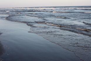 海边沙滩上的轻柔海浪