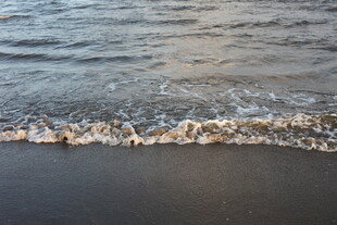 海边沙滩上的轻柔海浪