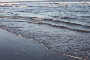 海边海浪轻拍沙滩景象