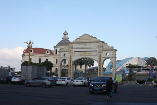 城市中的宏伟拱门建筑