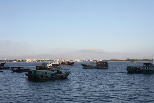 海上船只停泊景象