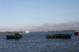 海上船只与远处烟雾景象