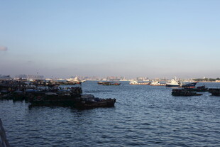 海港暮色中的停泊船只