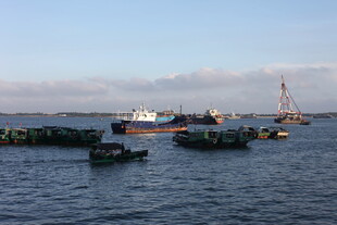 港口停泊的船只与吊车