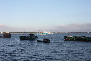 海上船只与远处建筑景观