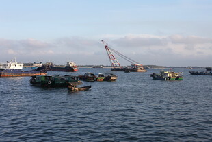 海上船只与起重机作业场景