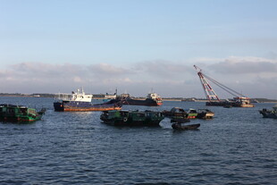 海上船只与施工场景