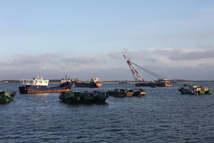 海上船只与起重机作业场景