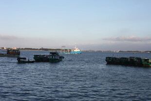 海上船只与码头景象