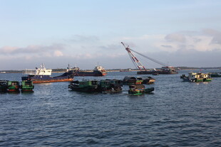 海上作业场景 船只与吊车