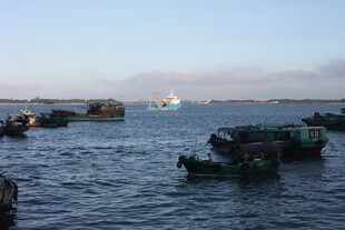 海上渔船停泊景象