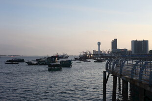 黄昏海港 船只与城市景致
