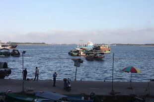 海边码头船只与人景象