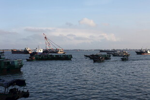 海上渔船停泊景象