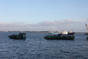 海上船只停泊景象