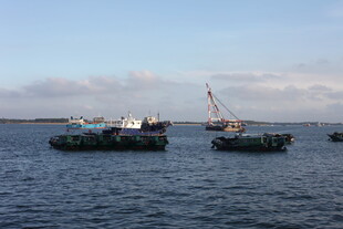 海上作业船只场景