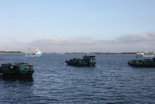 海上船只与远处货轮景象