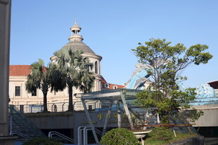 城市中的独特建筑与绿树