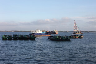 海上作业场景中的船只设备