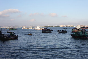 海上船只停泊景象