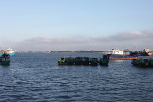 海上船只与养殖设施景观