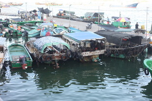 渔港停泊的多彩渔船