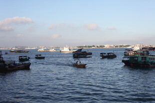 海上船只停泊景象